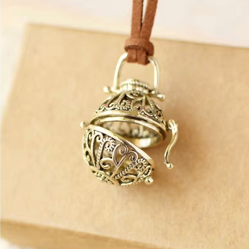 Aromatherapy pendant necklace